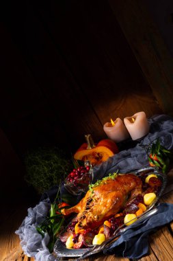 patates köfte ve erik ile kızarmış ördek
