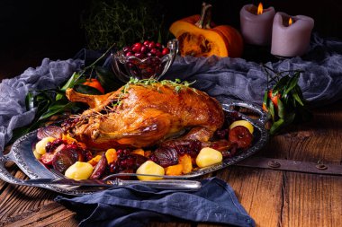 patates köfte ve erik ile kızarmış ördek