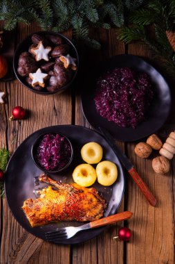 Fırında elmalı fırında kaz, kırmızı lahana ve hamur tatlısı.