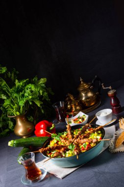Körili pilav ve farklı sebzelerle kuzu şiş.