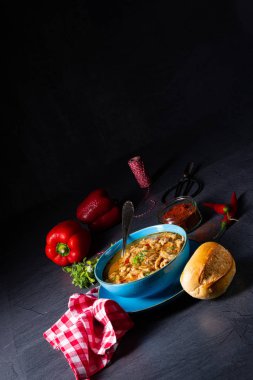 Flaczki - taze ve baharatlı otlu işkembe çorbası.