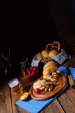 Rus usulü lahana turşulu sucuklu sucuk ve rulo.