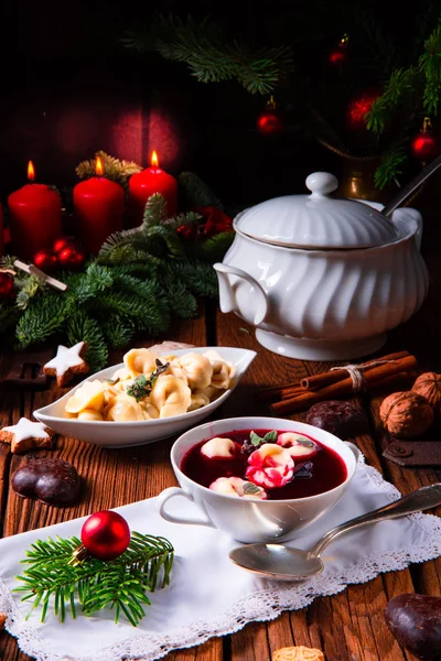 Traditionnel polonais réveillon de Noël bortsch avec boulettes — Photo