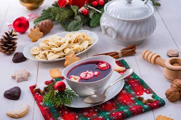 Barszcz (sopa de remolacha) con pierogi pequeño — Foto de Stock