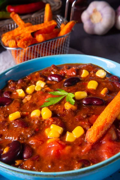 Peperoncino con carne con patate dolci e nachos piccanti — Foto Stock