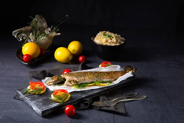 Gebackene Forellen mit Kräuterfüllung und Tomaten — Stockfoto