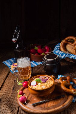 Turp ve soğanlı rustik Bavyera obazda