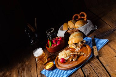 Rus usulü lahana turşulu sucuklu sucuk ve rulo.