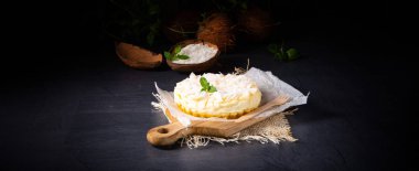 teneke basit bir kuark hindistan cevizi kek