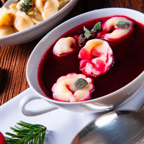 Traditional Polish Christmas Eve borscht with dumplings — Stock Photo, Image