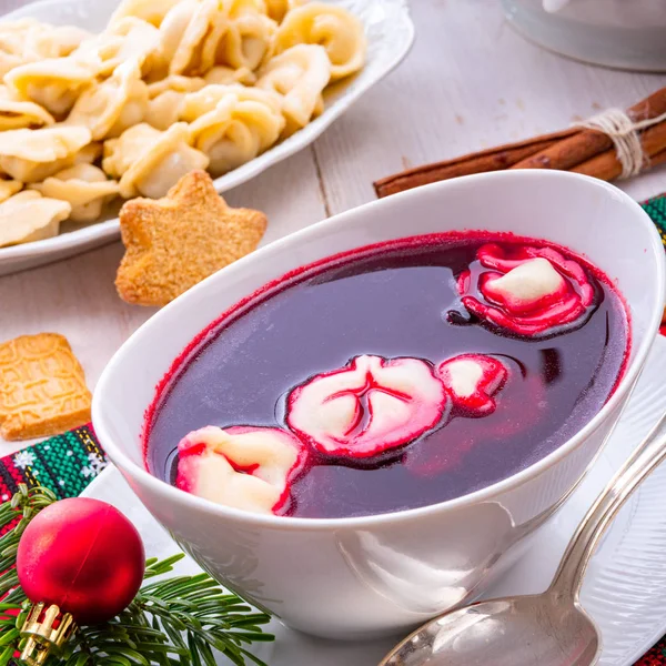 Barszcz (Rote-Bete-Suppe) mit kleinen Pierogi — Stockfoto