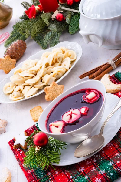 Barszcz (zuppa di barbabietole) con pierogi piccoli — Foto Stock