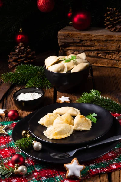 Polnische Weihnachtspierogi mit Sauerkraut und Pilzen — Stockfoto