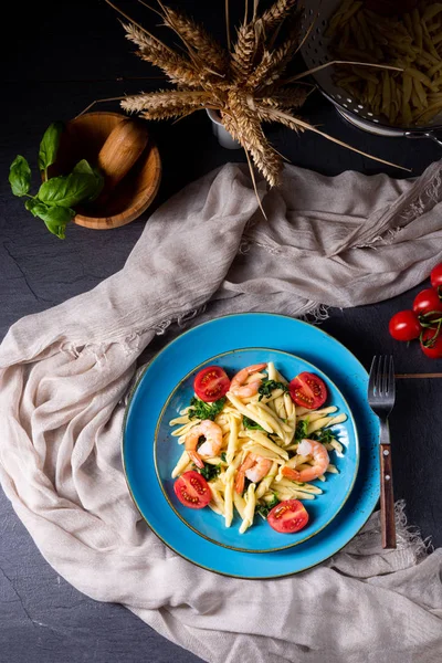 Pasta strozzapreti con espinacas y camarones —  Fotos de Stock