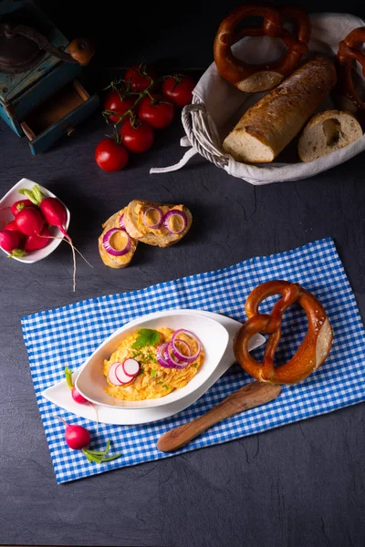 Den perfekta bayerska obazda med rädisor och lök — Stockfoto