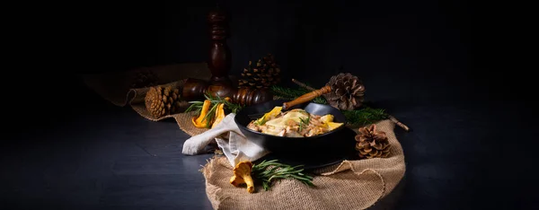 Massa farfalle colorida com chanterelles e molho de creme. — Fotografia de Stock