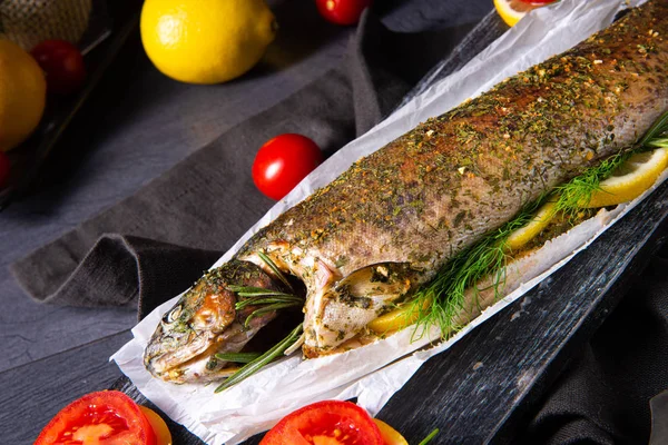 Gebackene Forellen mit Kräuterfüllung und Tomaten — Stockfoto