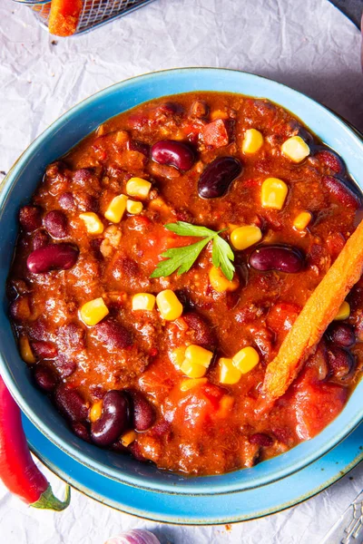 Chili con Carne mit Süßkartoffeln und würzigen Nachos — Stockfoto