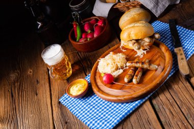 Rus usulü lahana turşulu sucuklu sucuk ve rulo.