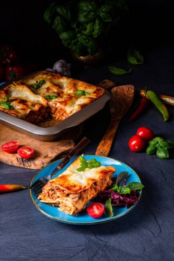 Domates soslu ve fesleğenli baharatlı lazanya.