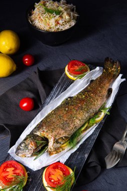 domatesli ve otlu alabalık.