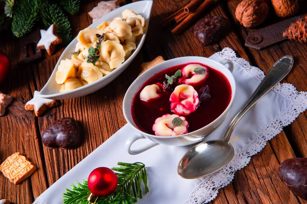 Παραδοσιακή πολωνική παραμονή Χριστουγέννων borscht με ζυμαρικά — Φωτογραφία Αρχείου