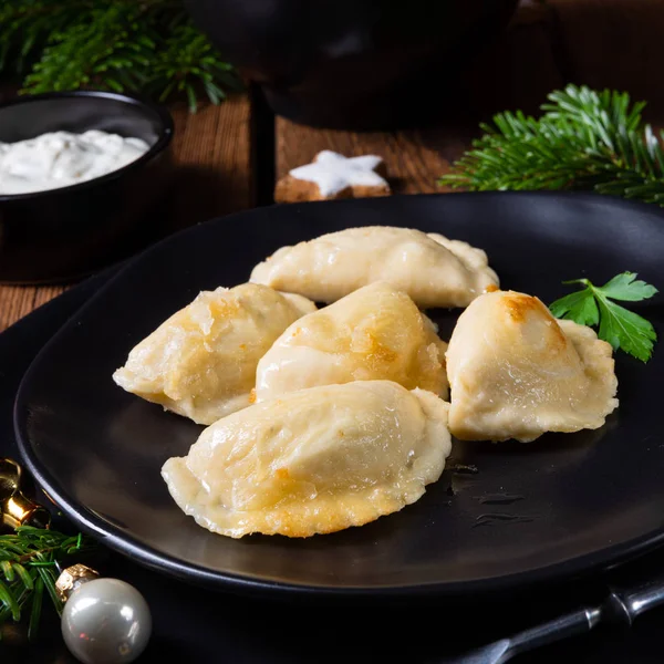 Pierogi de Navidad polaco con chucrut y champiñones — Foto de Stock