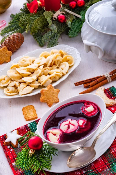 Barszcz (sopa de remolacha) con pierogi pequeño — Foto de Stock