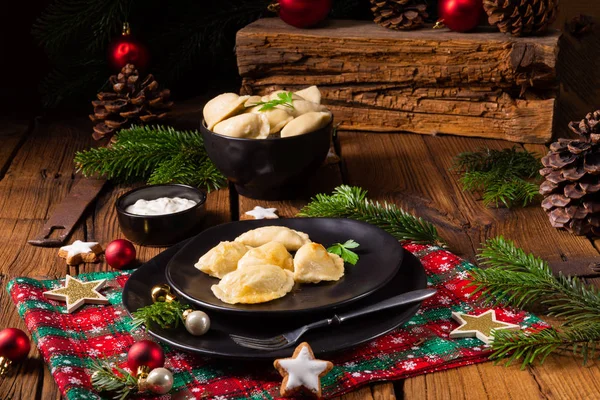 Πολωνικά χριστουγεννιάτικα πιροσκί με ξινολάχανο και μανιτάρια — Φωτογραφία Αρχείου