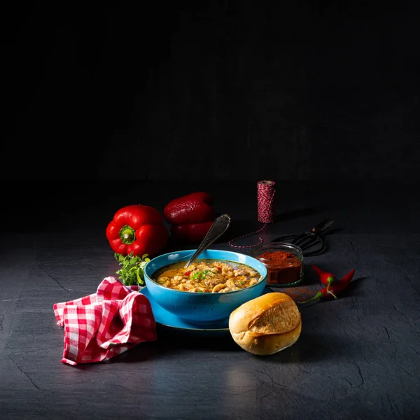 Flaczki - sopa de callos fresca y picante con hierbas — Foto de Stock