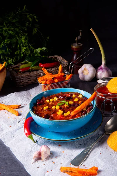 Chili con carne med sötpotatis och kryddig nachos — Stockfoto