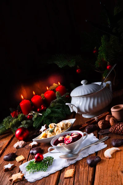 Borscht véspera de Natal polonês tradicional com bolinhos — Fotografia de Stock