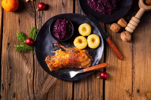 Roast goose with baked apples, red cabbage and dumplings — Stock Photo, Image