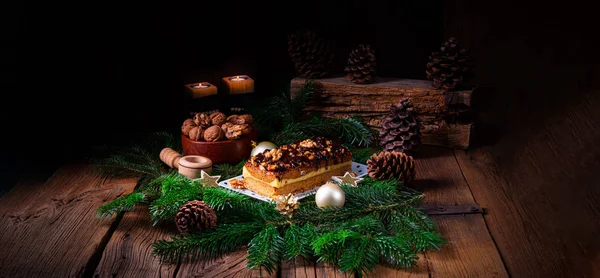 Pão de gengibre de chocolate com recheio, geléia e nozes — Fotografia de Stock