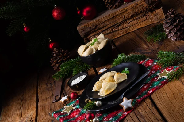 Polnische Weihnachtspierogi mit Sauerkraut und Pilzen — Stockfoto