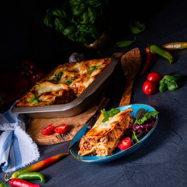 Domates soslu ve fesleğenli baharatlı lazanya.