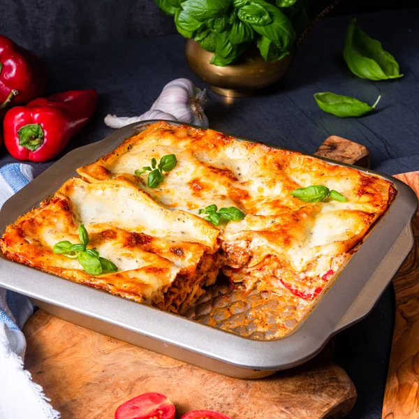 Rustieke kruidige lasagne met basilicum op het blik. — Stockfoto