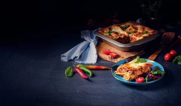 Pikantní lasagne s rajčatovou omáčkou a bazalkou — Stock fotografie