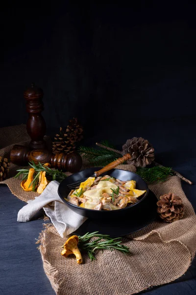 Barevné farfalle těstoviny s chanterelami a smetanovou omáčkou. — Stock fotografie