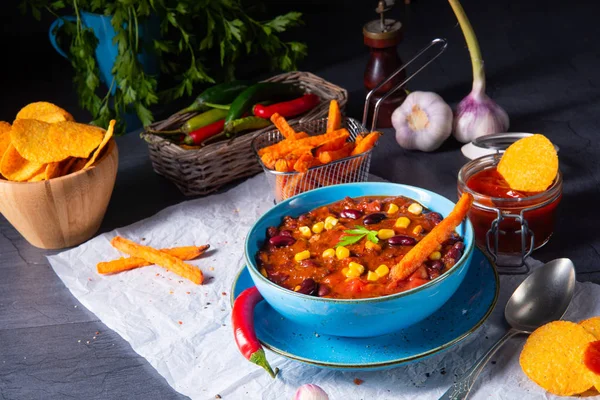 Chili con carne med sötpotatis och kryddig nachos — Stockfoto