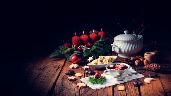 Traditionnel polonais réveillon de Noël bortsch avec boulettes — Photo
