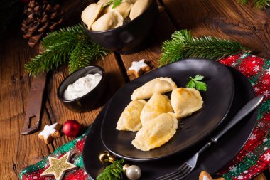 Lahana turşulu ve mantarlı Polonya Noel pierogisi.