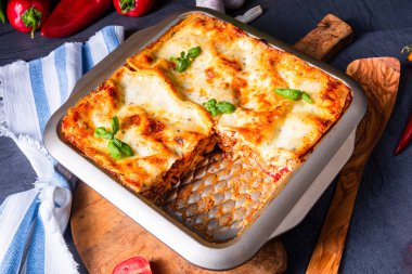 kalas üzerinde fesleğen ile rustik baharatlı lazanya.