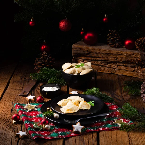 Polské vánoční pierogi se zelím a houbami — Stock fotografie