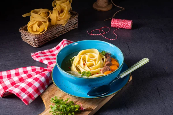 Smakelijke zelfgemaakte kip noodle soep — Stockfoto