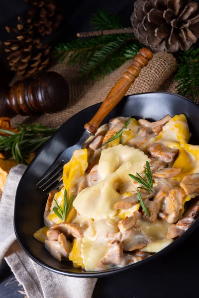 Colorful farfalle pasta with chanterelles and cream sauce. — Stock Photo, Image