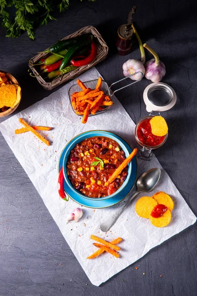 Chili con carne med sötpotatis och kryddig nachos — Stockfoto
