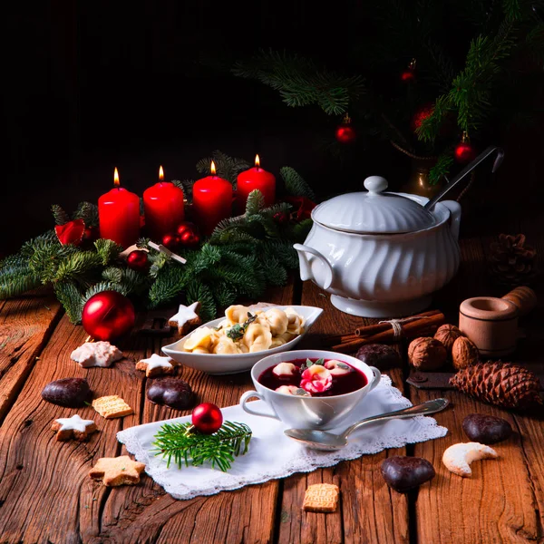 伝統的なポーランドのクリスマスイブのボルシチと餃子 — ストック写真