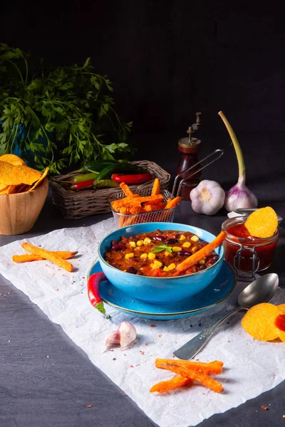 Chili con Carne mit Süßkartoffeln und würzigen Nachos — Stockfoto