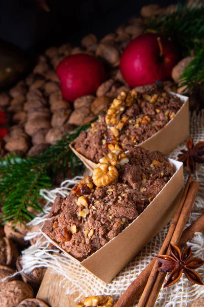 Delicioso bolo de chocolate de maçã com avelãs — Fotografia de Stock